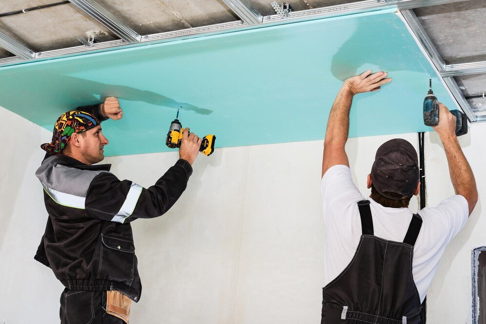 plasterboard-installers-men-assembling-drywall-false-ceiling-simple-affordable-renovation-premises_166373-1909